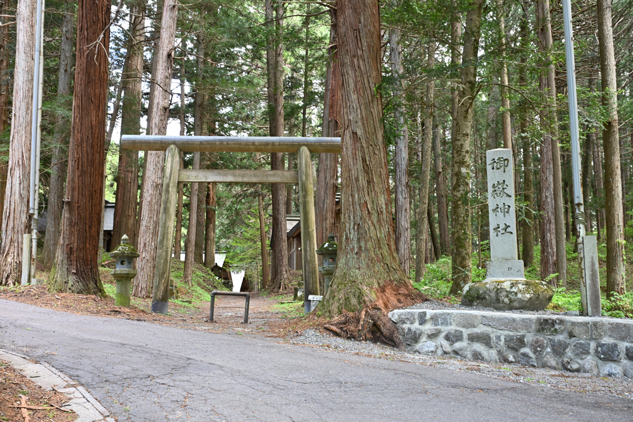 御嶽神社若宮・祖霊殿入口