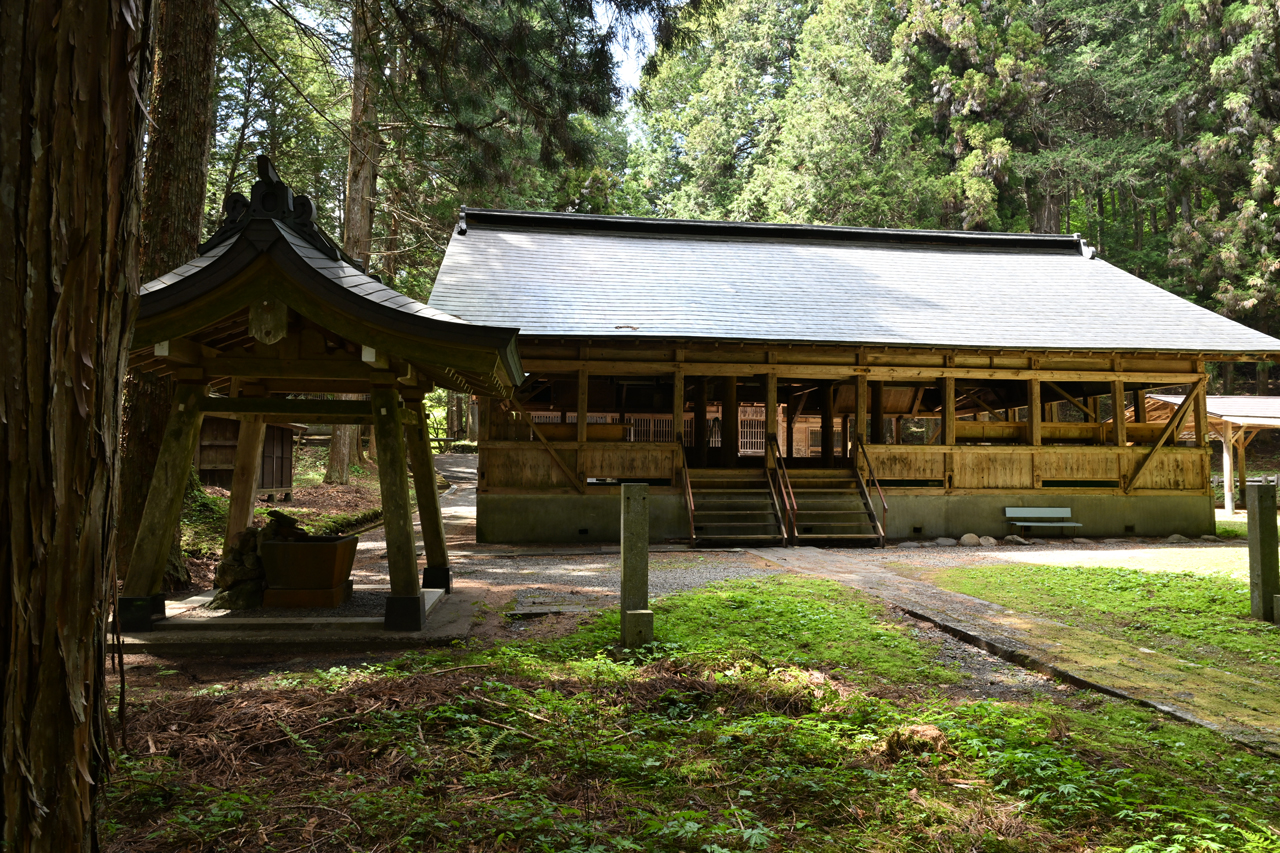 御嶽神社前拝殿