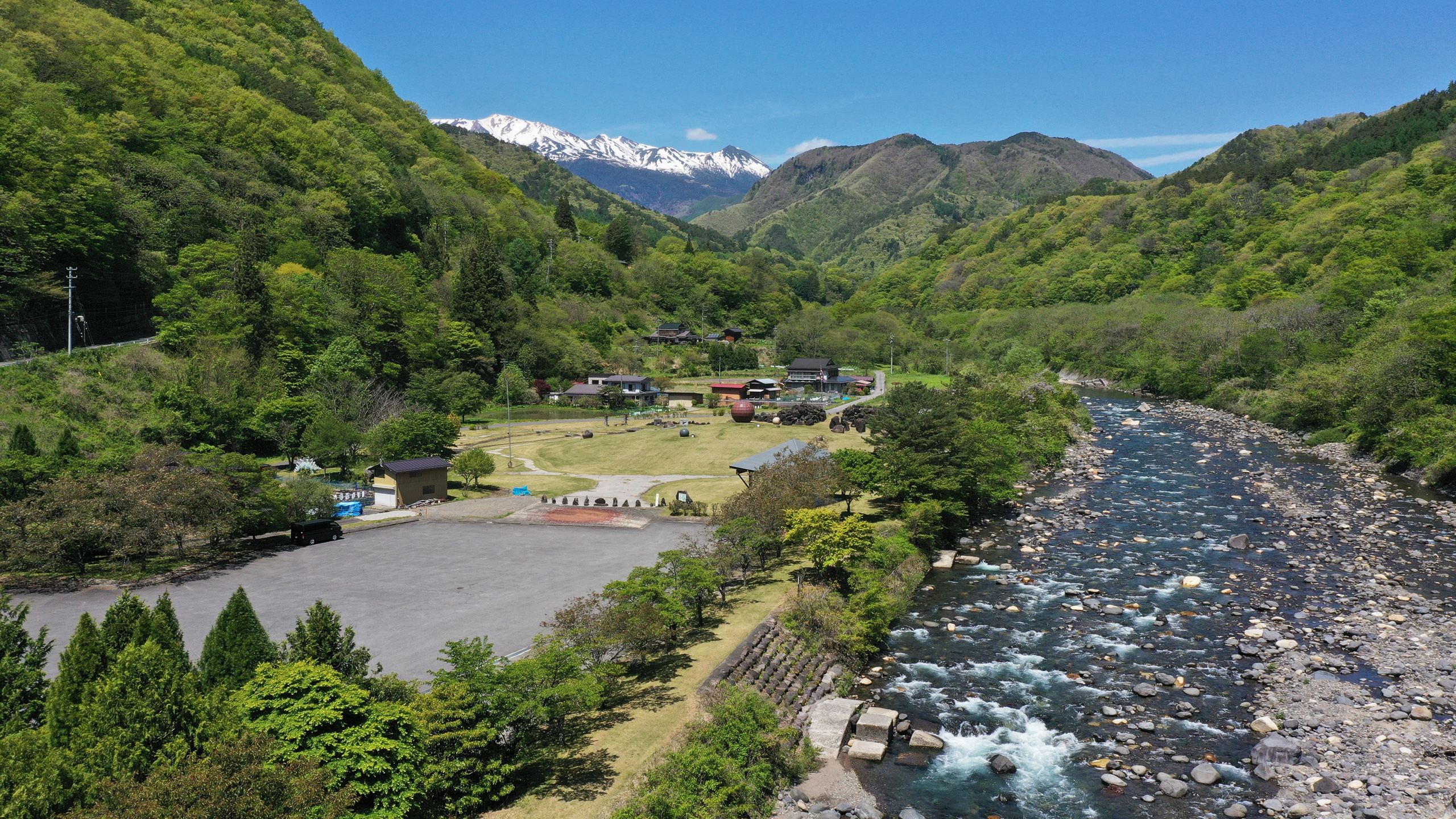 御嶽山と西野川 御嶽山と西野川